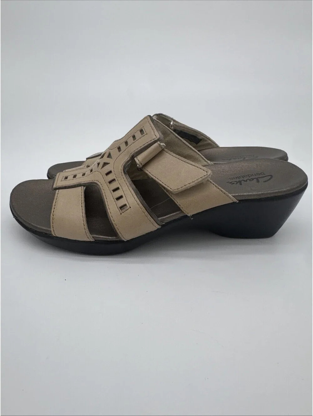 Clarks Bendables Women's Sandals Adjustable Strap, Leather, Beige, Size 7.5